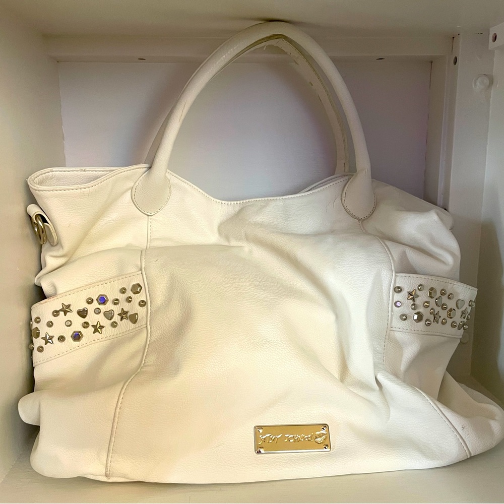 Betsy Johnson Large hand bag. Color: White